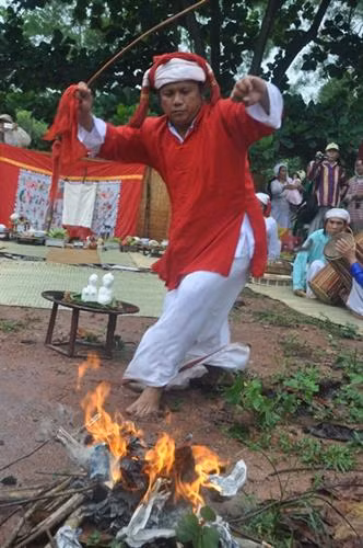 Múa roi hay múa đạp lửa