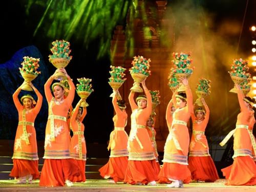 Múa dâng lễ trong Ngày hội văn hóa dân tộc năm 2019 tại Phú Yên Múa dâng lễ trong Ngày hội văn hóa dân tộc năm 2019 tại Phú Yên