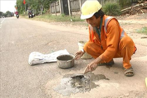 Ông Võ Văn Có vá ổ gà trên đoạn đường liên xã thuộc địa phận xã Gia Canh. Ảnh: Lê Xuân-TTXVN Ông Võ Văn Có vá ổ gà trên đoạn đường liên xã thuộc địa phận xã Gia Canh. Ảnh: Lê Xuân-TTXVN