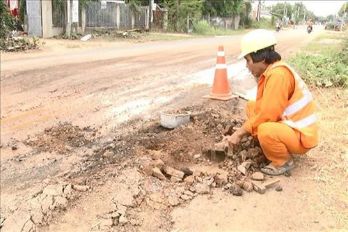 Ông Võ Văn Có san lấp ổ gà trên đoạn đường liên xã thuộc địa phận xã Gia Canh. Ảnh: Lê Xuân-TTXVN Ông Võ Văn Có san lấp ổ gà trên đoạn đường liên xã thuộc địa phận xã Gia Canh. Ảnh: Lê Xuân-TTXVN