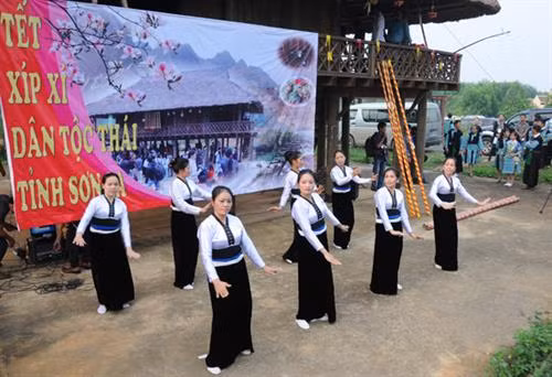 Theo các nghệ nhân, xòe Thái có 6 điệu cổ: “Khắm khăn mơi lẩu”; “Phá xí”; “Nhôm khăn”; Đổn hôn”; Khắm khen”; Ỏm lọm tốp mư”. Đây là các điệu xòe khởi nguồn của các điệu xòe khác, bởi nó thể hiện đầy đủ nghệ thuật dân vũ của người Thái. Trong đó điệu xòe cơ bản nhất là “Khắm khăn mơi lẩu” biểu đạt văn hóa ứng xử, giao tiếp của người Thái. Ảnh: dangcongsan.vn