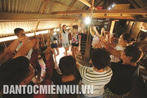 Buôn Jun ấn tượng với những ngôi nhà sàn cổ xưa. Ảnh: DTMN Du khách đến từ nước Nga thưởng thức âm thanh cồng chiêng ở buôn Jun. Ảnh: DTMN Du khách cưỡi voi bên hồ Lắk, khám phá nét đẹp văn hóa của người M’nông ở buôn Jun. Ảnh: DTMN