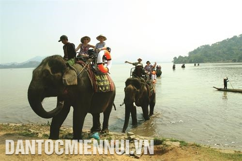 Buôn Jun ấn tượng với những ngôi nhà sàn cổ xưa. Ảnh: DTMN Du khách đến từ nước Nga thưởng thức âm thanh cồng chiêng ở buôn Jun. Ảnh: DTMN Du khách cưỡi voi bên hồ Lắk, khám phá nét đẹp văn hóa của người M’nông ở buôn Jun. Ảnh: DTMN