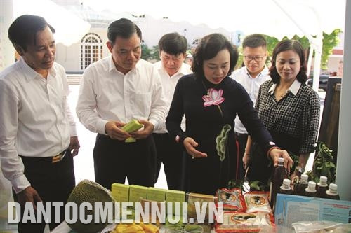 Sau nửa nhiệm kỳ thực hiện Chương trình số 02-Ctr/TU giai đoạn 2016 - 2020, Hà Nội là địa phương có số huyện đạt chuẩn Nông thôn mới nhiều nhất cả nước. Ảnh: Quỳnh Ngân Phó Bí thư Thường trực Thành ủy Hà Nội Ngô Thị Thanh Hằng thăm quan các gian hàng trưng bày nông sản đặc trưng của các huyện, thị xã. Ảnh: Quỳnh Ngân Phó Bí thư Thường trực Thành ủy Hà Nội Ngô Thị Thanh Hằng thăm mô hình trồng rau thủy canh tại Khu sinh thái nông nghiệp công nghệ cao thung lũng Ngọc Linh ở xã Tiến Xuân, huyện Thạch Thất. Ảnh: Quỳnh Ngân