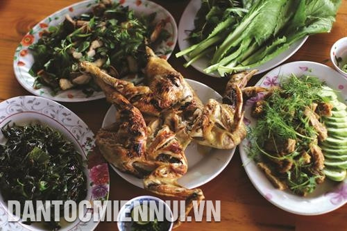 Đến buôn Jun, du khách được thưởng thức các món ăn mang đậm hương vị của núi rừng như: thịt gà nướng, canh cà đắng. Ảnh: DTMN