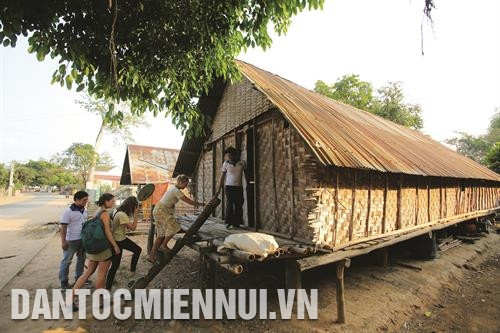 Buôn Jun ấn tượng với những ngôi nhà sàn cổ xưa. Ảnh: DTMN Du khách đến từ nước Nga thưởng thức âm thanh cồng chiêng ở buôn Jun. Ảnh: DTMN Du khách cưỡi voi bên hồ Lắk, khám phá nét đẹp văn hóa của người M’nông ở buôn Jun. Ảnh: DTMN