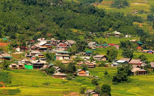 Homestay xen lẫn trong các bản, làng dọc suối Mường Hoa ấn tượng và hấp dẫn du khách. Ảnh: baolaocai.vn Homestay xen lẫn trong các bản, làng dọc suối Mường Hoa ấn tượng và hấp dẫn du khách. Ảnh: baolaocai.vn