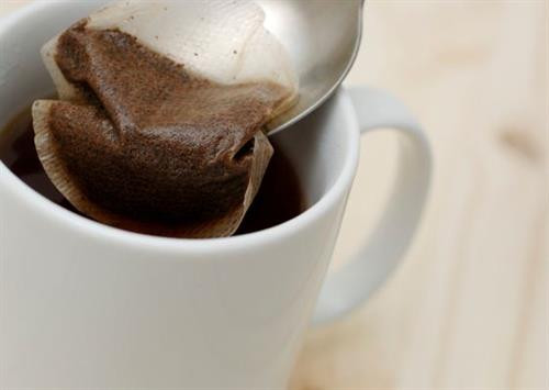 Túi trà đã qua sử dụng đắp vào mí mắt chữa mụn lẹo rất tốt.