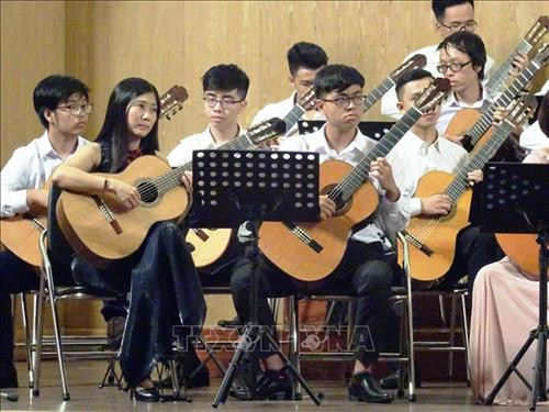 Tiết mục hòa tấu của 40 cây guitar trẻ tại Liên hoan. Ảnh: Gia Thuận - TTXVN Tiết mục hòa tấu của 40 cây guitar trẻ tại Liên hoan. Ảnh: Gia Thuận - TTXVN