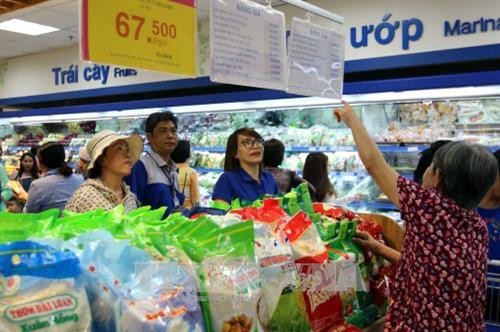 Người tiêu dùng mua sắm tại hệ thống siêu thị Saigon Co.op Thành phố Hồ Chí Minh. Ảnh: Thanh Vũ-TTXVN