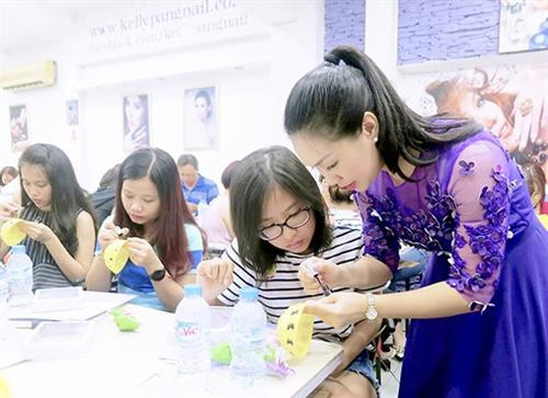 Nữ doanh nhân Pang Mỹ Linh (bìa phải) dạy nghề cho lao động nữ - Theo http://www.sggp.org.vn