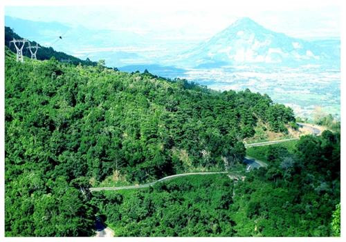 Chỉ nghe tên Ngoạn Mục (vua Bảo Đại đặt), cũng mường tượng nhiều điều kỳ thú và hấp hẫn. Đèo dài 20 km, cao 980 m (còn có tên Krong Pha) nối tỉnh Ninh Thuận với Lâm Đồng, là một trong những đèo đẹp nhất Việt Nam. Xây dựng từ cuối thế kỷ 19, có 4 cua khuỷu tay (cua tay áo), đường đèo uốn lượn mềm mại qua vùng núi non hùng vĩ và thơ mộng. Chỉ nghe tên Ngoạn Mục (vua Bảo Đại đặt), cũng mường tượng nhiều điều kỳ thú và hấp hẫn. Đèo dài 20 km, cao 980 m (còn có tên Krong Pha) nối tỉnh Ninh Thuận với Lâm Đồng, là một trong những đèo đẹp nhất Việt Nam. Xây dựng từ cuối thế kỷ 19, có 4 cua khuỷu tay (cua tay áo), đường đèo uốn lượn mềm mại qua vùng núi non hùng vĩ và thơ mộng.