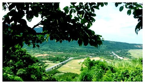 Nằm trên Quốc lộ 1A, dài 6 km, cao 250 m, nối hai tỉnh Hà Tĩnh và Quảng Bình. Đèo Ngang gắn liền với lịch sử dân tộc và thơ ca “Bước tới Đèo Ngang bóng xế tà/ Cỏ cây chen đá, lá chen hoa/ Lom khom dưới núi, tiều vài chú/ Lác đác bên sông, chợ mấy nhà”. Đây là nơi không thể bỏ qua với du khách, khi viếng Mộ Đại tướng Võ Nguyên Giáp, hay Đền thờ Công chúa Liễu Hạnh nằm ngay ở dưới chân đèo. Nằm trên Quốc lộ 1A, dài 6 km, cao 250 m, nối hai tỉnh Hà Tĩnh và Quảng Bình. Đèo Ngang gắn liền với lịch sử dân tộc và thơ ca “Bước tới Đèo Ngang bóng xế tà/ Cỏ cây chen đá, lá chen hoa/ Lom khom dưới núi, tiều vài chú/ Lác đác bên sông, chợ mấy nhà”. Đây là nơi không thể bỏ qua với du khách, khi viếng Mộ Đại tướng Võ Nguyên Giáp, hay Đền thờ Công chúa Liễu Hạnh nằm ngay ở dưới chân đèo.