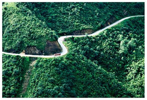 Dài 30 km, cao 1.500 m, nằm trên Quốc lộ 32, vượt đỉnh núi Khau Phạ tỉnh Yên Bái. Tiếng Thái “Khau Phạ” nghĩa là “Sừng Trời” là một trong “Tứ đại đèo” Việt Nam. Vào tầm tháng 10, khi lúa chín vàng trên những thửa ruộng bậc thang Mù Cang Chải, là thời điểm du khách tấp nập vượt đèo, thưởng lãm, quay phim, chụp ảnh. Dài 30 km, cao 1.500 m, nằm trên Quốc lộ 32, vượt đỉnh núi Khau Phạ tỉnh Yên Bái. Tiếng Thái “Khau Phạ” nghĩa là “Sừng Trời” là một trong “Tứ đại đèo” Việt Nam. Vào tầm tháng 10, khi lúa chín vàng trên những thửa ruộng bậc thang Mù Cang Chải, là thời điểm du khách tấp nập vượt đèo, thưởng lãm, quay phim, chụp ảnh.