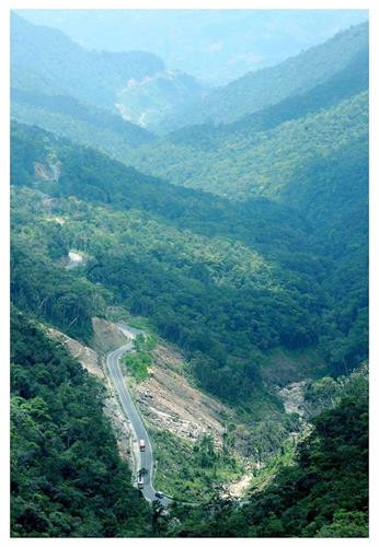 Còn được gọi là đèo Khánh Vĩnh, đèo Long Lanh, đèo Omega. Đèo dài 33 km, cao 1.700 m, vượt qua đỉnh núi Hòn Giao, nối phố biển Nha Trang với xứ hoa Đà Lạt. Đèo Hòn Giao, là một trong những đèo đẹp nhất Việt Nam, bởi khung cảnh hùng vĩ, thơ mộng của đất trời, mây núi, rừng thông, rừng lùn, cây cỏ, hoa lá, chim muông. Còn được gọi là đèo Khánh Vĩnh, đèo Long Lanh, đèo Omega. Đèo dài 33 km, cao 1.700 m, vượt qua đỉnh núi Hòn Giao, nối phố biển Nha Trang với xứ hoa Đà Lạt. Đèo Hòn Giao, là một trong những đèo đẹp nhất Việt Nam, bởi khung cảnh hùng vĩ, thơ mộng của đất trời, mây núi, rừng thông, rừng lùn, cây cỏ, hoa lá, chim muông.