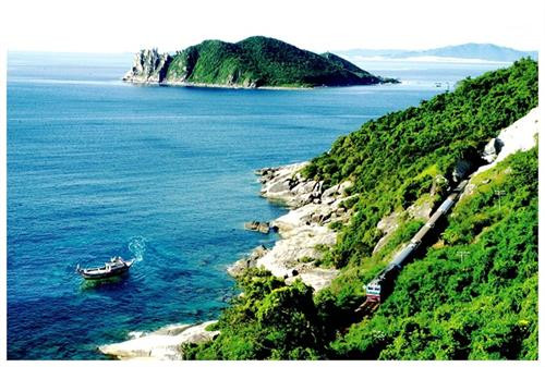 Nằm trên Quốc lộ 1A, nối tỉnh Phú Yên với Khánh Hòa, dài 12 km, cao 300 m, vắt ngang hai sườn núi Hảo Sơn và Đá Bia. Núi Đá Bia cao 706m, được khắc vào “Cửu đỉnh - Huế” gắn với vua Lê Thánh Tôn mở cõi về phương Nam (năm 1471). Trong lòng Đèo Cả có 6 hầm đường sắt, ngày 2/9/1936 tuyến đường sắt Bắc - Nam được nối liền (tại thôn Hảo Sơn) với sự chứng kiến của Toàn quyền Đông Dương và vua Bảo Đại. Nằm trên Quốc lộ 1A, nối tỉnh Phú Yên với Khánh Hòa, dài 12 km, cao 300 m, vắt ngang hai sườn núi Hảo Sơn và Đá Bia. Núi Đá Bia cao 706m, được khắc vào “Cửu đỉnh - Huế” gắn với vua Lê Thánh Tôn mở cõi về phương Nam (năm 1471). Trong lòng Đèo Cả có 6 hầm đường sắt, ngày 2/9/1936 tuyến đường sắt Bắc - Nam được nối liền (tại thôn Hảo Sơn) với sự chứng kiến của Toàn quyền Đông Dương và vua Bảo Đại.