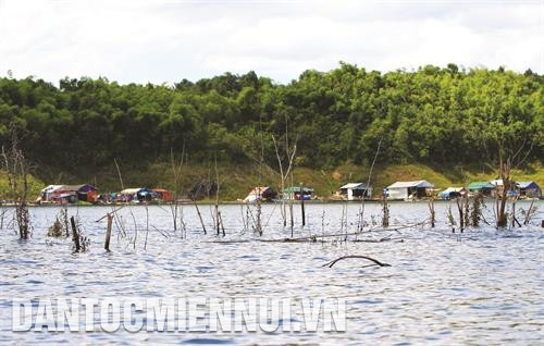 Một làng chài nuôi trồng và đánh bắt thủy, hải sản trong lòng hồ Khu bảo tồn thiên nhiên Tà Đùng Một làng chài nuôi trồng và đánh bắt thủy, hải sản trong lòng hồ Khu bảo tồn thiên nhiên Tà Đùng