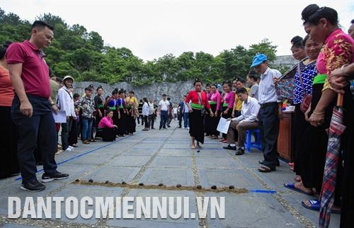 Giao lưu biểu diễn văn nghệ tại không gian văn hóa của đồng bào dân tộc Mông ở tỉnh Lai Châu trong ngày Tết Độc Lập. Ảnh: Quý Trung Rất đông người dân Thủ đô cùng đồng bào các dân tộc vui Tết Độc Lập 2/9 tại Làng Văn hóa - Du lịch các dân tộc Việt Nam. Ảnh: Trọng Đạt Đồng bào Thái (Điện Biên) chơi trò chơi tó má lẹ trong ngày Tết Độc Lập. Ảnh: Xuân Tư Vui Tết Độc Lập, tại huyện Mù Cang Chải (Yên Bái) đã diễn ra các hoạt động: Chợ phiên Mù Cang Chải, Triển lãm ảnh nghệ thuật và các hoạt động văn hóa, văn nghệ, thể thao dân tộc của đồng bào Mông. Trong ảnh: Gian hàng thổ cẩm là một trong những gian hàng thu hút nhiều khách quan tâm tại Chợ phiên Mù Cang Chải. Ảnh: Tuấn Anh Đông đảo đồng bào dân tộc và du khách tới huyện Mộc Châu (Sơn La) dự Tết Độc Lập. Ảnh: Quang Quyết Giao lưu biểu diễn văn nghệ tại không gian văn hóa của đồng bào dân tộc Mông ở tỉnh Lai Châu trong ngày Tết Độc Lập. Ảnh: Quý Trung Rất đông người dân Thủ đô cùng đồng bào các dân tộc vui Tết Độc Lập 2/9 tại Làng Văn hóa - Du lịch các dân tộc Việt Nam. Ảnh: Trọng Đạt Đồng bào Thái (Điện Biên) chơi trò chơi tó má lẹ trong ngày Tết Độc Lập. Ảnh: Xuân Tư Vui Tết Độc Lập, tại huyện Mù Cang Chải (Yên Bái) đã diễn ra các hoạt động: Chợ phiên Mù Cang Chải, Triển lãm ảnh nghệ thuật và các hoạt động văn hóa, văn nghệ, thể thao dân tộc của đồng bào Mông. Trong ảnh: Gian hàng thổ cẩm là một trong những gian hàng thu hút nhiều khách quan tâm tại Chợ phiên Mù Cang Chải. Ảnh: Tuấn Anh Đông đảo đồng bào dân tộc và du khách tới huyện Mộc Châu (Sơn La) dự Tết Độc Lập. Ảnh: Quang Quyết