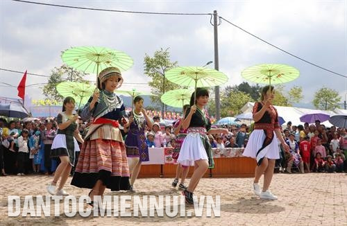 Giao lưu biểu diễn văn nghệ tại không gian văn hóa của đồng bào dân tộc Mông ở tỉnh Lai Châu trong ngày Tết Độc Lập. Ảnh: Quý Trung Rất đông người dân Thủ đô cùng đồng bào các dân tộc vui Tết Độc Lập 2/9 tại Làng Văn hóa - Du lịch các dân tộc Việt Nam. Ảnh: Trọng Đạt Đồng bào Thái (Điện Biên) chơi trò chơi tó má lẹ trong ngày Tết Độc Lập. Ảnh: Xuân Tư Vui Tết Độc Lập, tại huyện Mù Cang Chải (Yên Bái) đã diễn ra các hoạt động: Chợ phiên Mù Cang Chải, Triển lãm ảnh nghệ thuật và các hoạt động văn hóa, văn nghệ, thể thao dân tộc của đồng bào Mông. Trong ảnh: Gian hàng thổ cẩm là một trong những gian hàng thu hút nhiều khách quan tâm tại Chợ phiên Mù Cang Chải. Ảnh: Tuấn Anh Đông đảo đồng bào dân tộc và du khách tới huyện Mộc Châu (Sơn La) dự Tết Độc Lập. Ảnh: Quang Quyết Giao lưu biểu diễn văn nghệ tại không gian văn hóa của đồng bào dân tộc Mông ở tỉnh Lai Châu trong ngày Tết Độc Lập. Ảnh: Quý Trung Rất đông người dân Thủ đô cùng đồng bào các dân tộc vui Tết Độc Lập 2/9 tại Làng Văn hóa - Du lịch các dân tộc Việt Nam. Ảnh: Trọng Đạt Đồng bào Thái (Điện Biên) chơi trò chơi tó má lẹ trong ngày Tết Độc Lập. Ảnh: Xuân Tư Vui Tết Độc Lập, tại huyện Mù Cang Chải (Yên Bái) đã diễn ra các hoạt động: Chợ phiên Mù Cang Chải, Triển lãm ảnh nghệ thuật và các hoạt động văn hóa, văn nghệ, thể thao dân tộc của đồng bào Mông. Trong ảnh: Gian hàng thổ cẩm là một trong những gian hàng thu hút nhiều khách quan tâm tại Chợ phiên Mù Cang Chải. Ảnh: Tuấn Anh Đông đảo đồng bào dân tộc và du khách tới huyện Mộc Châu (Sơn La) dự Tết Độc Lập. Ảnh: Quang Quyết
