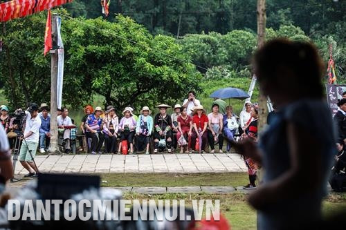 Giao lưu biểu diễn văn nghệ tại không gian văn hóa của đồng bào dân tộc Mông ở tỉnh Lai Châu trong ngày Tết Độc Lập. Ảnh: Quý Trung Rất đông người dân Thủ đô cùng đồng bào các dân tộc vui Tết Độc Lập 2/9 tại Làng Văn hóa - Du lịch các dân tộc Việt Nam. Ảnh: Trọng Đạt Đồng bào Thái (Điện Biên) chơi trò chơi tó má lẹ trong ngày Tết Độc Lập. Ảnh: Xuân Tư Vui Tết Độc Lập, tại huyện Mù Cang Chải (Yên Bái) đã diễn ra các hoạt động: Chợ phiên Mù Cang Chải, Triển lãm ảnh nghệ thuật và các hoạt động văn hóa, văn nghệ, thể thao dân tộc của đồng bào Mông. Trong ảnh: Gian hàng thổ cẩm là một trong những gian hàng thu hút nhiều khách quan tâm tại Chợ phiên Mù Cang Chải. Ảnh: Tuấn Anh Đông đảo đồng bào dân tộc và du khách tới huyện Mộc Châu (Sơn La) dự Tết Độc Lập. Ảnh: Quang Quyết Giao lưu biểu diễn văn nghệ tại không gian văn hóa của đồng bào dân tộc Mông ở tỉnh Lai Châu trong ngày Tết Độc Lập. Ảnh: Quý Trung Rất đông người dân Thủ đô cùng đồng bào các dân tộc vui Tết Độc Lập 2/9 tại Làng Văn hóa - Du lịch các dân tộc Việt Nam. Ảnh: Trọng Đạt Đồng bào Thái (Điện Biên) chơi trò chơi tó má lẹ trong ngày Tết Độc Lập. Ảnh: Xuân Tư Vui Tết Độc Lập, tại huyện Mù Cang Chải (Yên Bái) đã diễn ra các hoạt động: Chợ phiên Mù Cang Chải, Triển lãm ảnh nghệ thuật và các hoạt động văn hóa, văn nghệ, thể thao dân tộc của đồng bào Mông. Trong ảnh: Gian hàng thổ cẩm là một trong những gian hàng thu hút nhiều khách quan tâm tại Chợ phiên Mù Cang Chải. Ảnh: Tuấn Anh Đông đảo đồng bào dân tộc và du khách tới huyện Mộc Châu (Sơn La) dự Tết Độc Lập. Ảnh: Quang Quyết