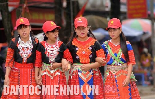 Giao lưu biểu diễn văn nghệ tại không gian văn hóa của đồng bào dân tộc Mông ở tỉnh Lai Châu trong ngày Tết Độc Lập. Ảnh: Quý Trung Rất đông người dân Thủ đô cùng đồng bào các dân tộc vui Tết Độc Lập 2/9 tại Làng Văn hóa - Du lịch các dân tộc Việt Nam. Ảnh: Trọng Đạt Đồng bào Thái (Điện Biên) chơi trò chơi tó má lẹ trong ngày Tết Độc Lập. Ảnh: Xuân Tư Vui Tết Độc Lập, tại huyện Mù Cang Chải (Yên Bái) đã diễn ra các hoạt động: Chợ phiên Mù Cang Chải, Triển lãm ảnh nghệ thuật và các hoạt động văn hóa, văn nghệ, thể thao dân tộc của đồng bào Mông. Trong ảnh: Gian hàng thổ cẩm là một trong những gian hàng thu hút nhiều khách quan tâm tại Chợ phiên Mù Cang Chải. Ảnh: Tuấn Anh Đông đảo đồng bào dân tộc và du khách tới huyện Mộc Châu (Sơn La) dự Tết Độc Lập. Ảnh: Quang Quyết Giao lưu biểu diễn văn nghệ tại không gian văn hóa của đồng bào dân tộc Mông ở tỉnh Lai Châu trong ngày Tết Độc Lập. Ảnh: Quý Trung Rất đông người dân Thủ đô cùng đồng bào các dân tộc vui Tết Độc Lập 2/9 tại Làng Văn hóa - Du lịch các dân tộc Việt Nam. Ảnh: Trọng Đạt Đồng bào Thái (Điện Biên) chơi trò chơi tó má lẹ trong ngày Tết Độc Lập. Ảnh: Xuân Tư Vui Tết Độc Lập, tại huyện Mù Cang Chải (Yên Bái) đã diễn ra các hoạt động: Chợ phiên Mù Cang Chải, Triển lãm ảnh nghệ thuật và các hoạt động văn hóa, văn nghệ, thể thao dân tộc của đồng bào Mông. Trong ảnh: Gian hàng thổ cẩm là một trong những gian hàng thu hút nhiều khách quan tâm tại Chợ phiên Mù Cang Chải. Ảnh: Tuấn Anh Đông đảo đồng bào dân tộc và du khách tới huyện Mộc Châu (Sơn La) dự Tết Độc Lập. Ảnh: Quang Quyết