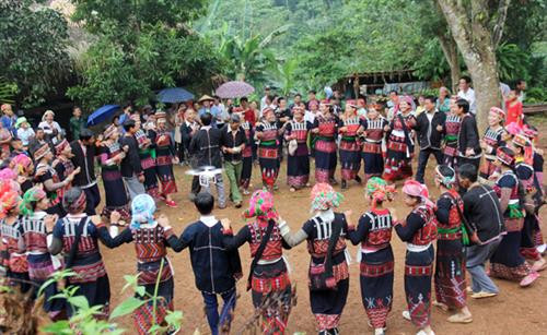 Gia chủ làm lễ giữ hồn lúa mẹ tại nương lúa. Sau khi gặt xong, các gia đình gùi lúa về nhà. Họ cùng nhau giã gạo để nấu cơm mới, chuẩn bị cho các nghi thức trong ngày hội. Chủ nương làm mâm lễ cúng mừng cơm mới. Chủ nhà dâng cơm mới mời tổ tiên về hưởng và phù hộ cho gia đình con cháu sang năm mùa màng bội thu, cuộc sống no đủ. Bà chủ nhà lấy cum lúa đè lên hồn vía lúa (dùng lá ngái bọc hồn vía lúa) giữ trên sàn gác. Mâm cơm mới dành cho vợ chồng chủ nhà theo đúng nghi thức. Người Xá Phó cùng nhau hát múa theo nghi thức truyền thống trong ngày tổ chức lễ hội “Già sợ da”. Gia chủ làm lễ giữ hồn lúa mẹ tại nương lúa. Sau khi gặt xong, các gia đình gùi lúa về nhà. Họ cùng nhau giã gạo để nấu cơm mới, chuẩn bị cho các nghi thức trong ngày hội. Chủ nương làm mâm lễ cúng mừng cơm mới. Chủ nhà dâng cơm mới mời tổ tiên về hưởng và phù hộ cho gia đình con cháu sang năm mùa màng bội thu, cuộc sống no đủ. Bà chủ nhà lấy cum lúa đè lên hồn vía lúa (dùng lá ngái bọc hồn vía lúa) giữ trên sàn gác. Mâm cơm mới dành cho vợ chồng chủ nhà theo đúng nghi thức. Người Xá Phó cùng nhau hát múa theo nghi thức truyền thống trong ngày tổ chức lễ hội “Già sợ da”.