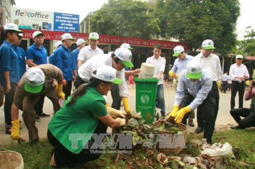 Chung tay bảo vệ môi trường. Ảnh Vũ Thị Hà - TTXVN Chung tay bảo vệ môi trường. Ảnh Vũ Thị Hà - TTXVN