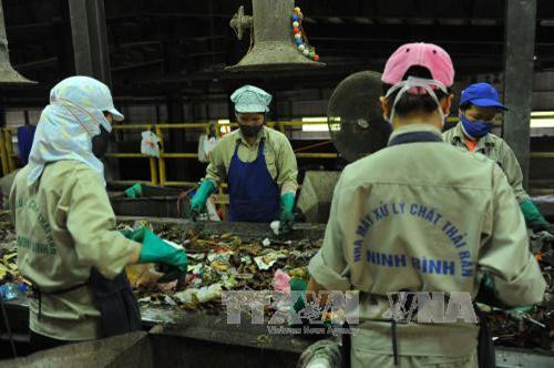 Công nhân Nhà máy xử lý chất thải rắn phân loại rác hữu cơ để sản xuất phân vi sinh. Ảnh: Minh Đức - TTXVN Công nhân Nhà máy xử lý chất thải rắn phân loại rác hữu cơ để sản xuất phân vi sinh. Ảnh: Minh Đức - TTXVN