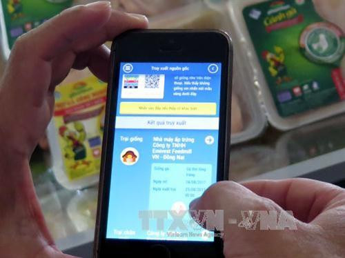 Truy xuất nguồn gốc thịt gà tại tại chợ Bến Thành, quận 1. Ảnh: Hoàng Hải-TTXVN Truy xuất nguồn gốc thịt gà tại tại chợ Bến Thành, quận 1. Ảnh: Hoàng Hải-TTXVN