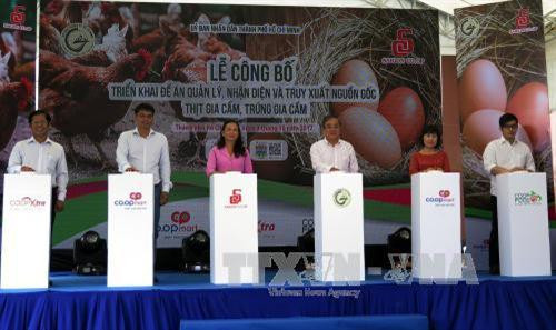 Lễ công bố kiểm soát nguồn thịt gia cầm và trứng gia cầm phải truy xuất nguồn gốc tại hệ thống Co.opmart Nhiêu Lộc, quận 3. Ảnh: Hoàng Hải-TTXVN Lễ công bố kiểm soát nguồn thịt gia cầm và trứng gia cầm phải truy xuất nguồn gốc tại hệ thống Co.opmart Nhiêu Lộc, quận 3. Ảnh: Hoàng Hải-TTXVN