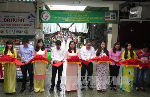 Công bố kiểm soát nguồn thịt gia cầm và trứng gia cầm phải truy xuất nguồn gốc tại chợ Bến Thành. Ảnh: Hoàng Hải-TTXVN Công bố kiểm soát nguồn thịt gia cầm và trứng gia cầm phải truy xuất nguồn gốc tại chợ Bến Thành. Ảnh: Hoàng Hải-TTXVN