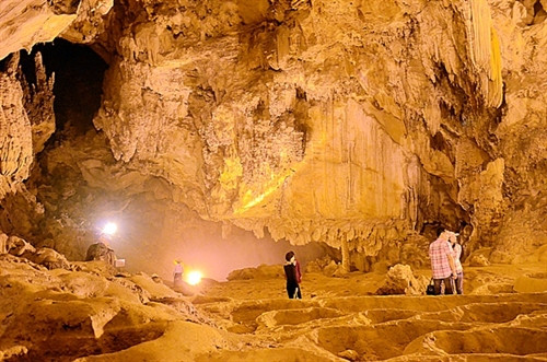 Nhiệt độ trong động Ngườm Ngao từ 18 - 25 độ C.