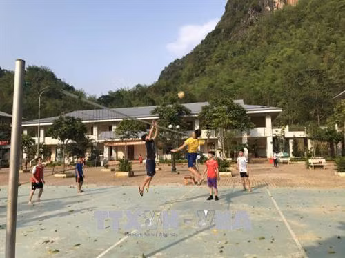 Học sinh tham gia chơi thể thao rèn luyện sức khỏe sau giờ học chính khóa. Ảnh: Hữu Quyết - TTXVN