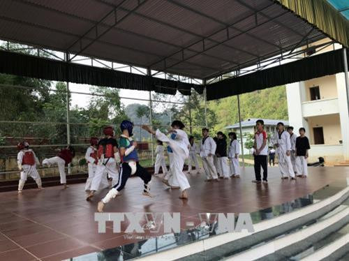 Các em học sinh nội trú tham gia câu lạc bộ võ thuật. Ảnh: Hữu Quyết - TTXVN Các em học sinh nội trú tham gia câu lạc bộ võ thuật. Ảnh: Hữu Quyết - TTXVN