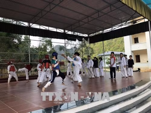 Các em học sinh nội trú tham gia câu lạc bộ võ thuật. Ảnh: Hữu Quyết - TTXVN
