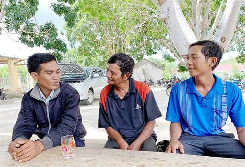 Nghệ nhân Đinh Rung (giữa) trò chuyện cùng thanh niên làng Châu (xã Chư Krêy, huyện Kông Chro). Ảnh: M. C Nghệ nhân Đinh Rung (giữa) trò chuyện cùng thanh niên làng Châu (xã Chư Krêy, huyện Kông Chro). Ảnh: M. C