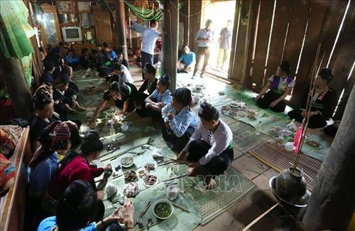 Ngày hội là ngày các anh em trong dòng họ từ các nơi trở về gặp nhau. Ảnh: Phan Tuấn Anh - TTXVN