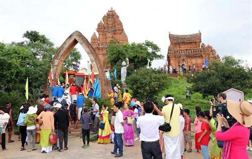 Đồng bào Chăm theo đạo Bà-la-môn ở Ninh Thuận lên tháp Pô Klong Garai, thành phố Phan Rang - Tháp Chàm vui lễ hội Katê 2019. Ảnh: Công Thử - TTXVN Các thiếu nữ Chăm múa mừng Lễ hội Katê 2019 tại tháp Pô Klong Garai, thành phố Phan Rang - Tháp Chàm. Ảnh: Công Thử - TTXVN Các thiếu nữ Chăm múa mừng lễ hội Katê tại tháp Pô Klong Garai, thành phố Phan Rang - Tháp Chàm. Ảnh: Công Thử - TTXVN Đồng bào Chăm theo đạo Bà-la-môn ở Ninh Thuận lên tháp Pô Klong Garai, thành phố Phan Rang - Tháp Chàm cùng kính, vui lễ hội Katê 2019. Ảnh: Công Thử - TTXVN Đồng bào Chăm theo đạo Bà-la-môn ở Ninh Thuận lên tháp Pô Klong Garai, thành phố Phan Rang - Tháp Chàm vui lễ hội Katê 2019. Ảnh: Công Thử - TTXVN Các thiếu nữ Chăm múa mừng Lễ hội Katê 2019 tại tháp Pô Klong Garai, thành phố Phan Rang - Tháp Chàm. Ảnh: Công Thử - TTXVN Các thiếu nữ Chăm múa mừng lễ hội Katê tại tháp Pô Klong Garai, thành phố Phan Rang - Tháp Chàm. Ảnh: Công Thử - TTXVN Đồng bào Chăm theo đạo Bà-la-môn ở Ninh Thuận lên tháp Pô Klong Garai, thành phố Phan Rang - Tháp Chàm cùng kính, vui lễ hội Katê 2019. Ảnh: Công Thử - TTXVN