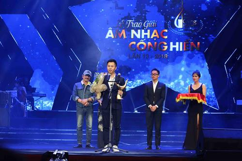 Nhạc sĩ Dương Cầm nhận giải đề cử Nhạc sĩ của năm. Ảnh: Thành Đạt – TTXVN Nhạc sĩ Dương Cầm nhận giải đề cử Nhạc sĩ của năm. Ảnh: Thành Đạt – TTXVN