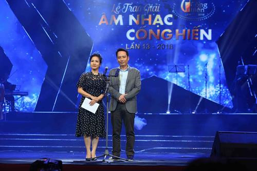 Nhạc sĩ Anh Quân và ca sĩ Mỹ Linh công bố giải Chương trình của năm. Ảnh: Thành Đạt – TTXVN Nhạc sĩ Anh Quân và ca sĩ Mỹ Linh công bố giải Chương trình của năm. Ảnh: Thành Đạt – TTXVN