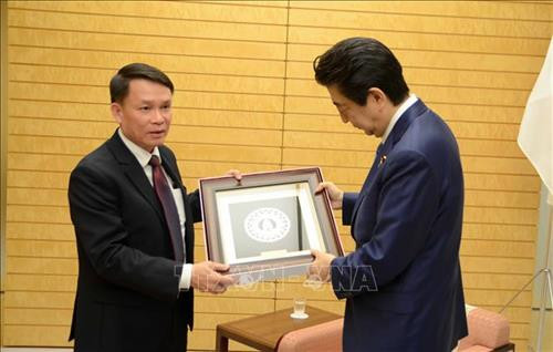 Tổng giám đốc Nguyễn Đức Lợi tặng quà lưu niệm cho Thủ tướng Nhật Bản Shinzo Abe tại buổi gặp và phỏng vấn Thủ tướng Nhật Bản, sáng 15/2/2019, tại Thủ đô Tokyo. Ảnh: Thành Hữu - TTXVN Tổng giám đốc Nguyễn Đức Lợi tặng quà lưu niệm cho Thủ tướng Nhật Bản Shinzo Abe tại buổi gặp và phỏng vấn Thủ tướng Nhật Bản, sáng 15/2/2019, tại Thủ đô Tokyo. Ảnh: Thành Hữu - TTXVN