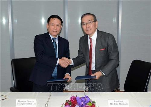 Tổng giám đốc TTXVN Nguyễn Đức Lợi và Chủ tịch Hãng thông tấn Nhật bản Kyodo, ông Toru Mizutani ký kết Bản ghi nhớ hợp tác giữa TTXVN và Kyodo, chiều 14/2/2019, tại trụ sở Kyodo ở Thủ đô Tokyo. Ảnh: Thành Hữu - TTXVN Tổng giám đốc TTXVN Nguyễn Đức Lợi và Chủ tịch Hãng thông tấn Nhật bản Kyodo, ông Toru Mizutani ký kết Bản ghi nhớ hợp tác giữa TTXVN và Kyodo, chiều 14/2/2019, tại trụ sở Kyodo ở Thủ đô Tokyo. Ảnh: Thành Hữu - TTXVN