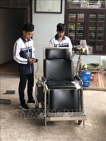 Hùng và Tân đang nghiên cứu thêm tính năng cho sản phẩm. Ảnh: Hải Yến - TTXVN Hùng và Tân đang nghiên cứu thêm tính năng cho sản phẩm. Ảnh: Hải Yến - TTXVN