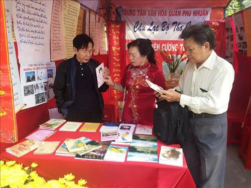 Khách xem các các phẩm thơ. Ảnh: Gia Thuận - TTXVN Khách xem các các phẩm thơ. Ảnh: Gia Thuận - TTXVN