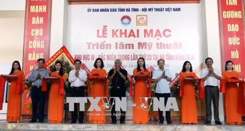 Lãnh đạo tỉnh Hà Tĩnh, Hội Mỹ thuật Việt Nam cắt băng khai trương triển lãm. Ảnh: Công Tường-TTXVN