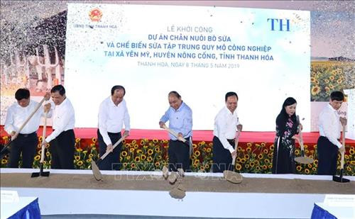 Thủ tướng Nguyễn Xuân Phúc và các đại biểu tại lễ khởi công dự án chăn nuôi bò sữa và chế biến sữa tập trung quy mô công nghiệp. Ảnh: Thống Nhất - TTXVN Thủ tướng Nguyễn Xuân Phúc và các đại biểu tại lễ khởi công dự án chăn nuôi bò sữa và chế biến sữa tập trung quy mô công nghiệp. Ảnh: Thống Nhất - TTXVN