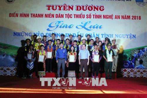 Các thanh niên điển hình dân tộc thiểu số tỉnh Nghệ An năm 2018 được tuyên dương. Ảnh: Tá Chuyên – TTXVN Các thanh niên điển hình dân tộc thiểu số tỉnh Nghệ An năm 2018 được tuyên dương. Ảnh: Tá Chuyên – TTXVN