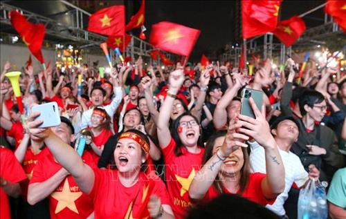 Tại phố đi bộ Nguyễn Huệ, cổ động viên Tp.Hồ Chí Minh vui mừng trước chiến thắng của đội tuyển U 22 Việt Nam trong trận gặp đội tuyển U 22 Indonesia 3 -0 giành huy chương vàng SEA Games 30. Ảnh: Thanh Vũ - TTXVN Tại phố đi bộ Nguyễn Huệ, cổ động viên Tp.Hồ Chí Minh vui mừng trước chiến thắng của đội tuyển U 22 Việt Nam trong trận gặp đội tuyển U 22 Indonesia 3 -0 giành huy chương vàng SEA Games 30. Ảnh: Thanh Vũ - TTXVN