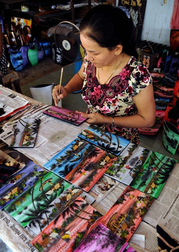 Một công đoạn vẽ trang trí được thể hiện một cách nhẹ nhàng và sinh động trên từng sản phẩm sơn mài.