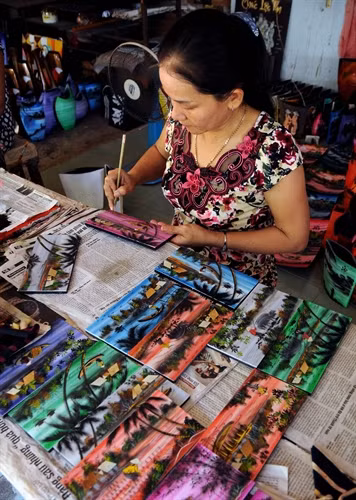 Một công đoạn vẽ trang trí được thể hiện một cách nhẹ nhàng và sinh động trên từng sản phẩm sơn mài.